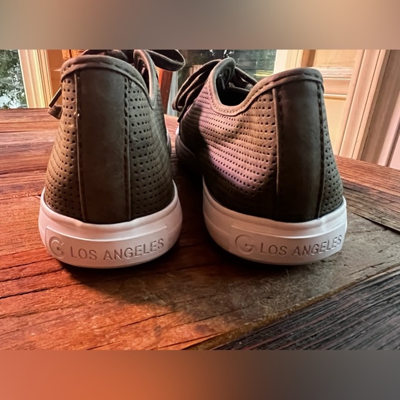 G By GUESS Baylee4 Lace Up Perforated Sneakers sz 11M - Picture 3 of 7